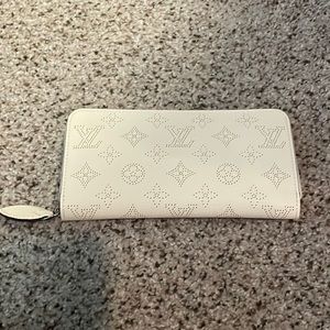 NWT cream etched wallet 😍